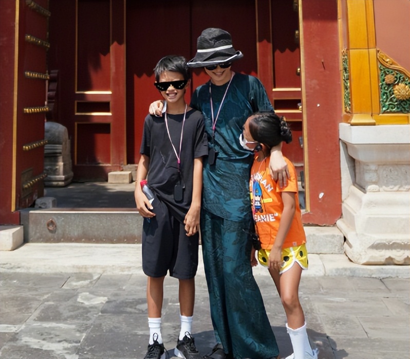 Sun Li and her children traveled to the Forbidden City, and she posted ...
