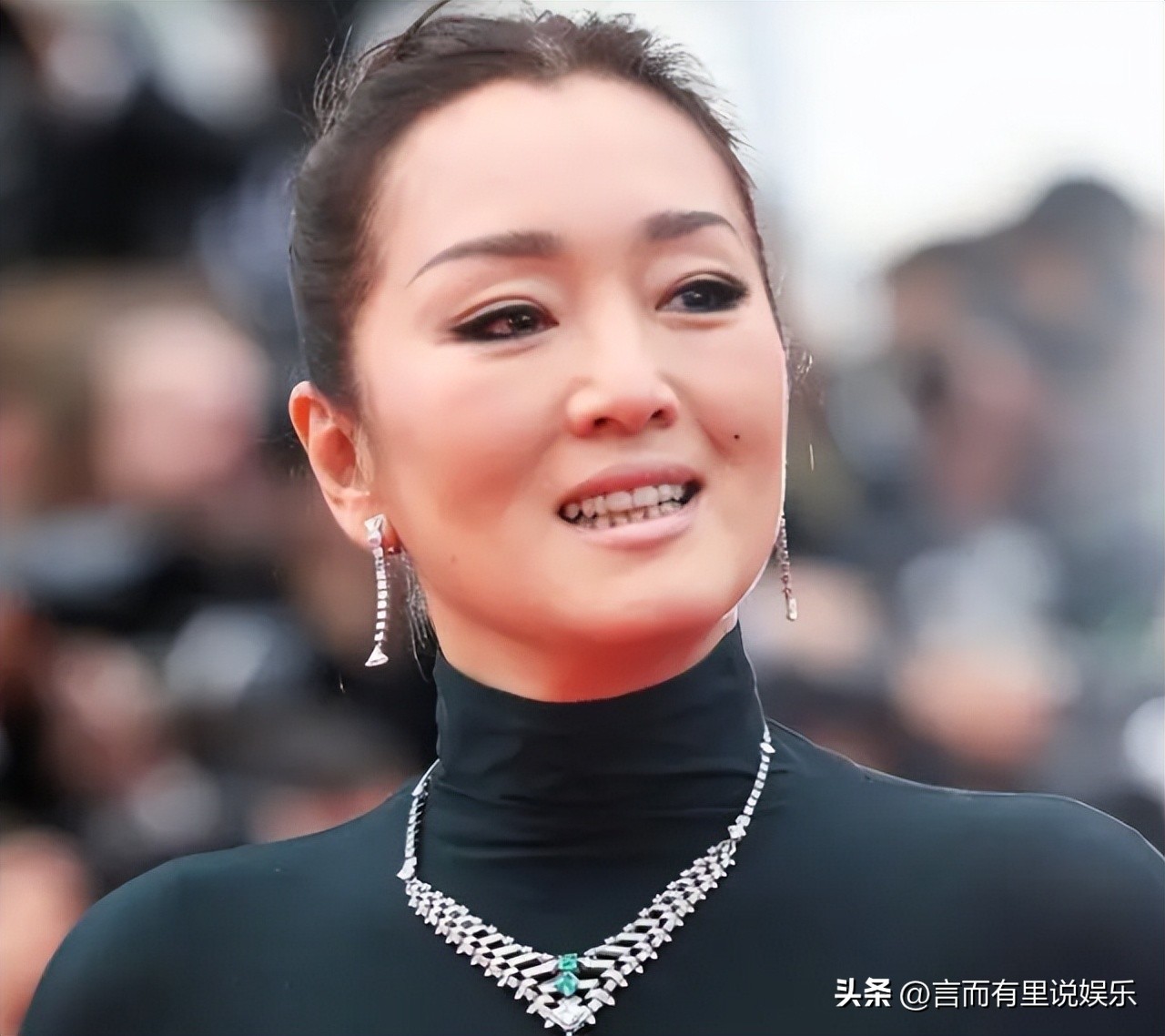 Gong Li and his wife walked the red carpet holding hands. The 75year