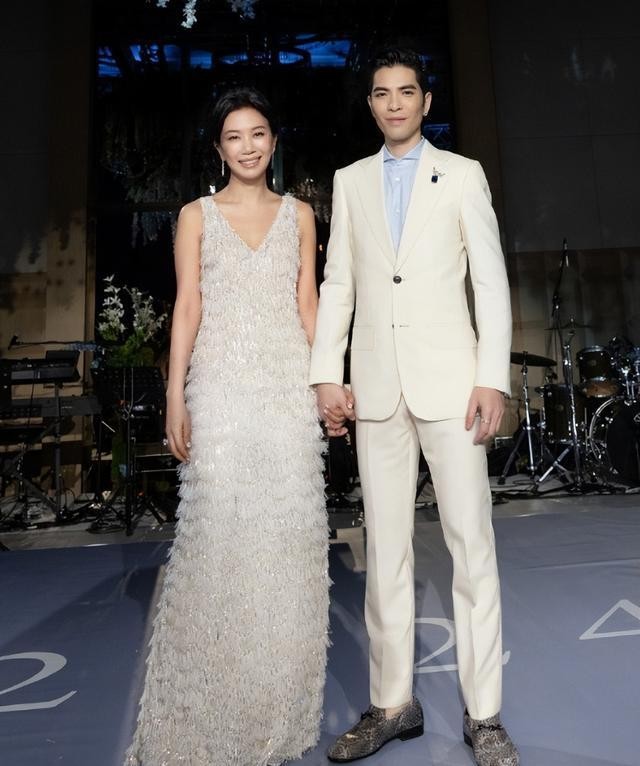 Jam Hsiao got married! He kissed 51-year-old Lin Youhui in public, and ...