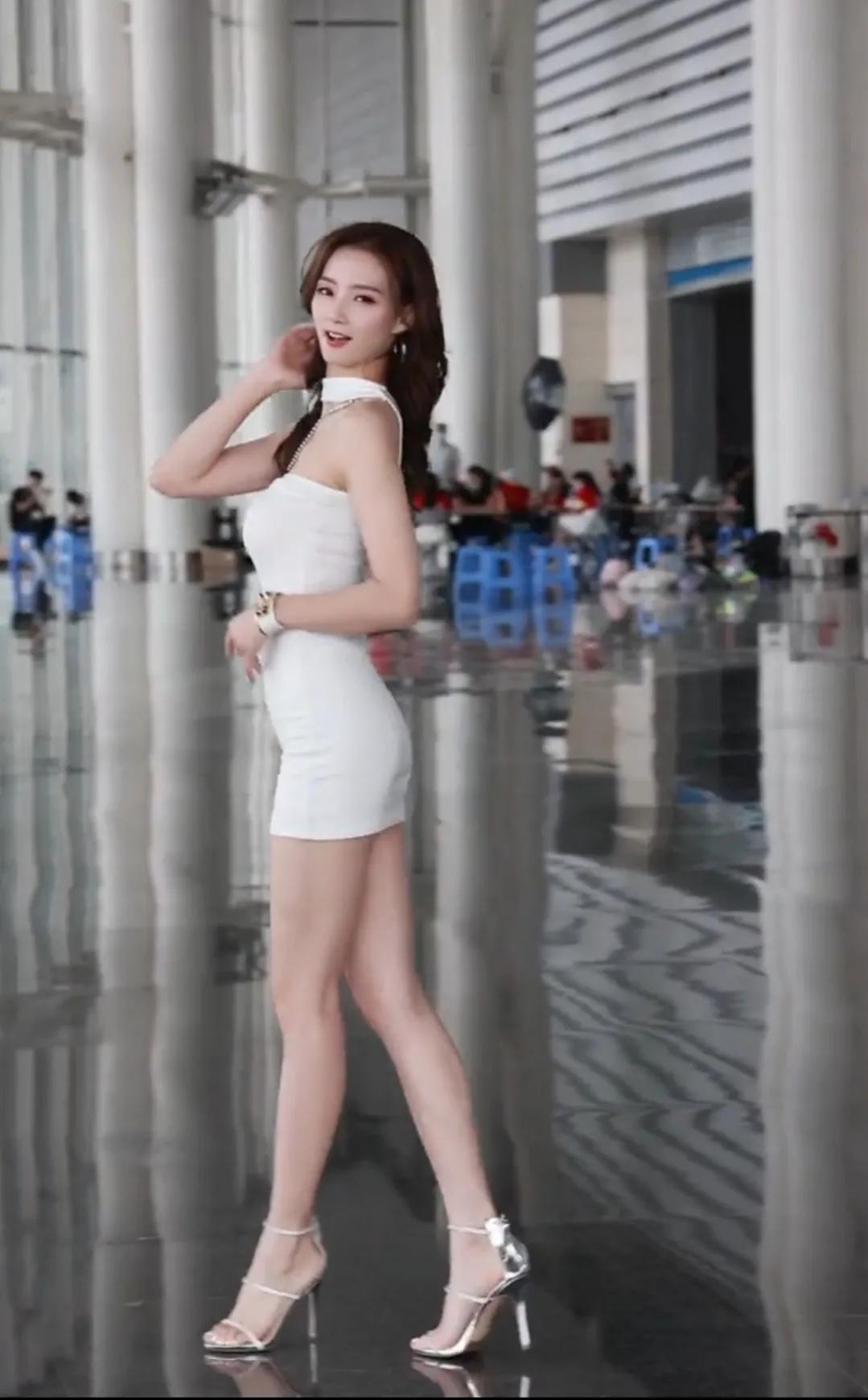 Beautiful sexy long-legged beauty in white short skirt - iNEWS