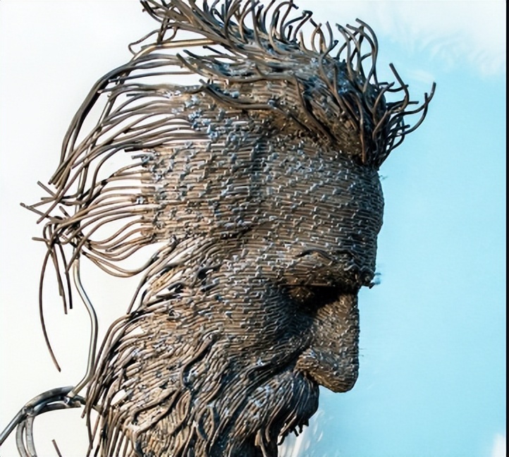 How do sculptors use the flow of lines to make their works more vivid