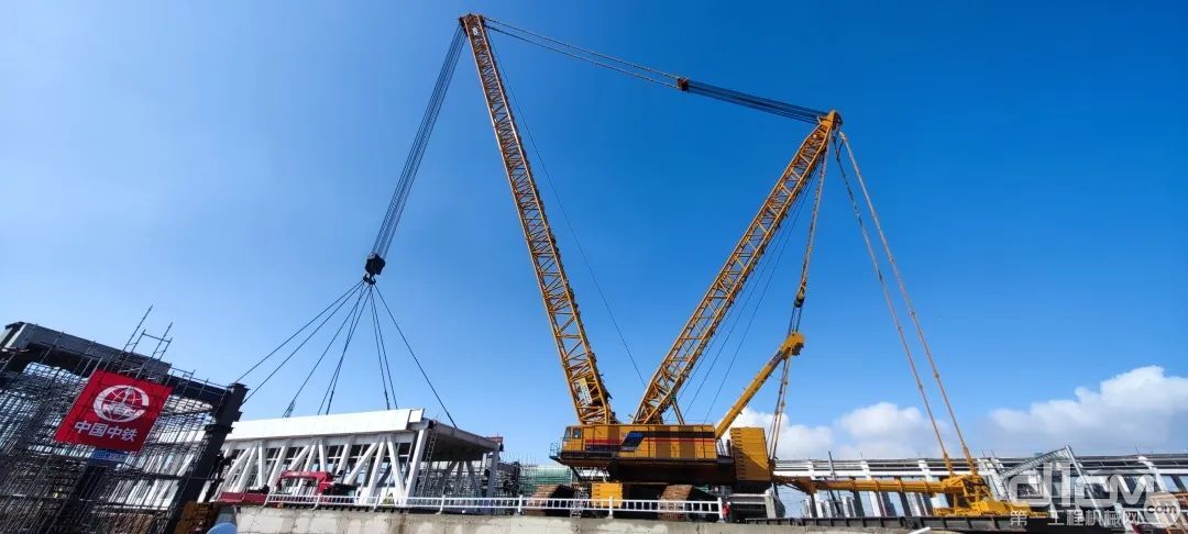 The hoisting monster reappears! Feel the power of XCMG 2000-ton crawler ...