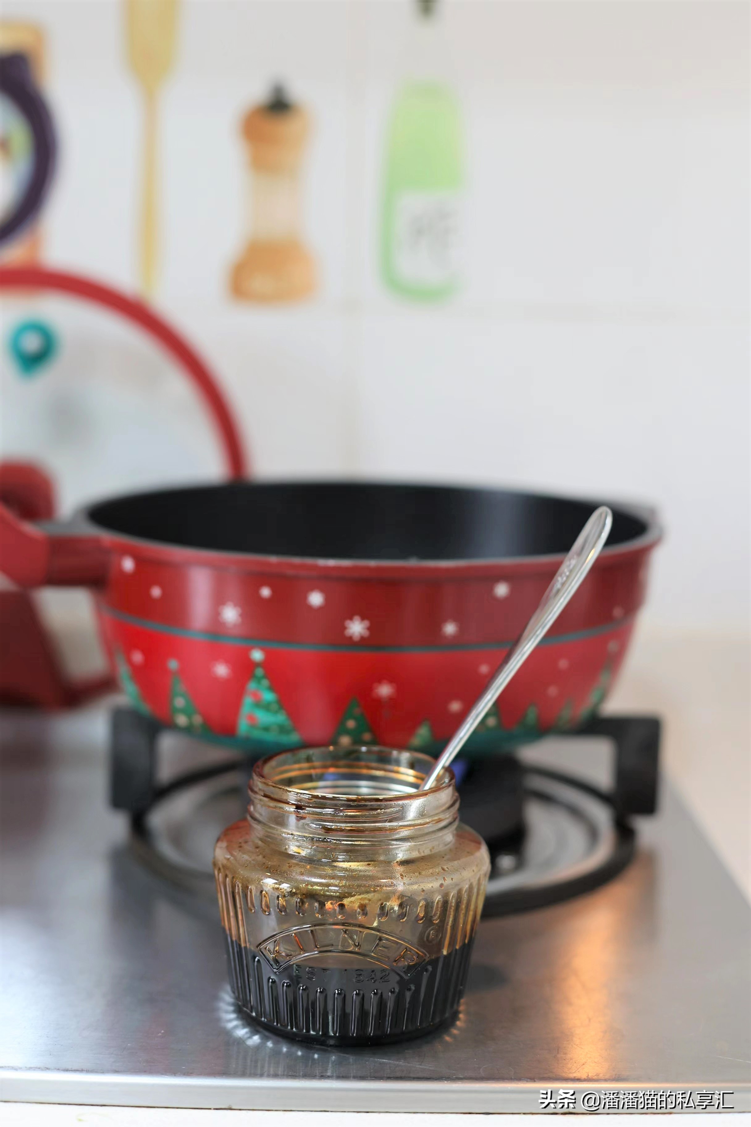 Boil a can of allpurpose sweet soy sauce, it's delicious no matter how