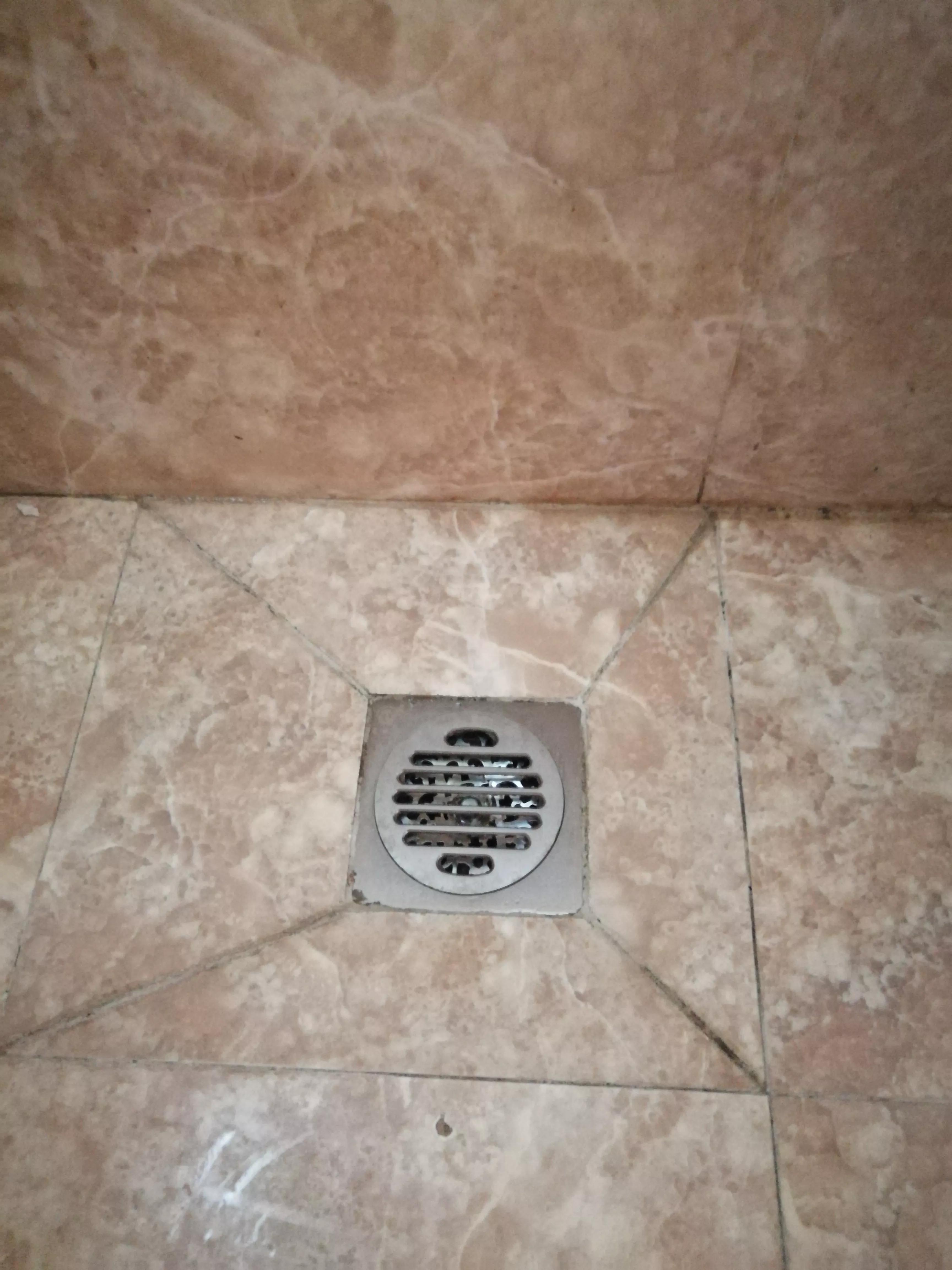 What should I do if the bathroom floor leaks? iNEWS