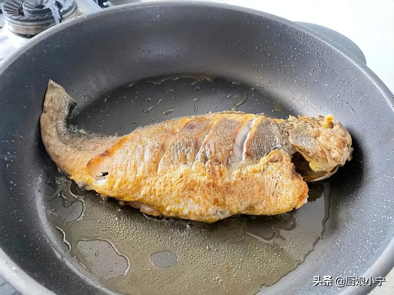 When frying fish, don't put it directly into the pan, the chef will ...