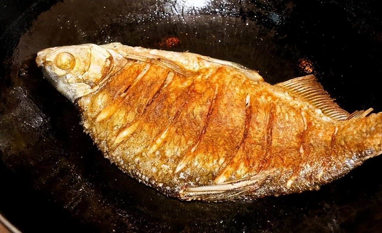 When frying fish, it is a big mistake to fry it directly in the pan