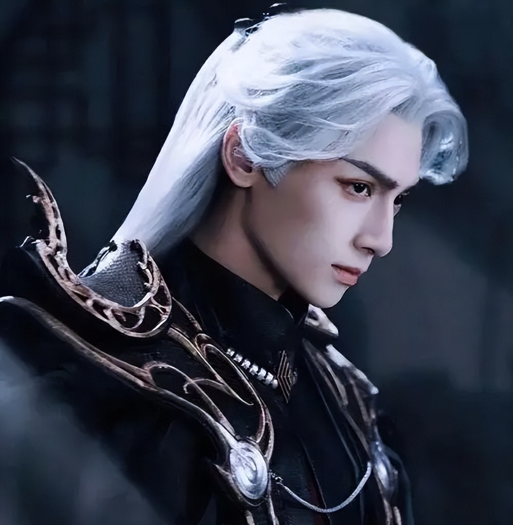 Male star costume with white hair: Zhu Yilong interprets the gentle ...