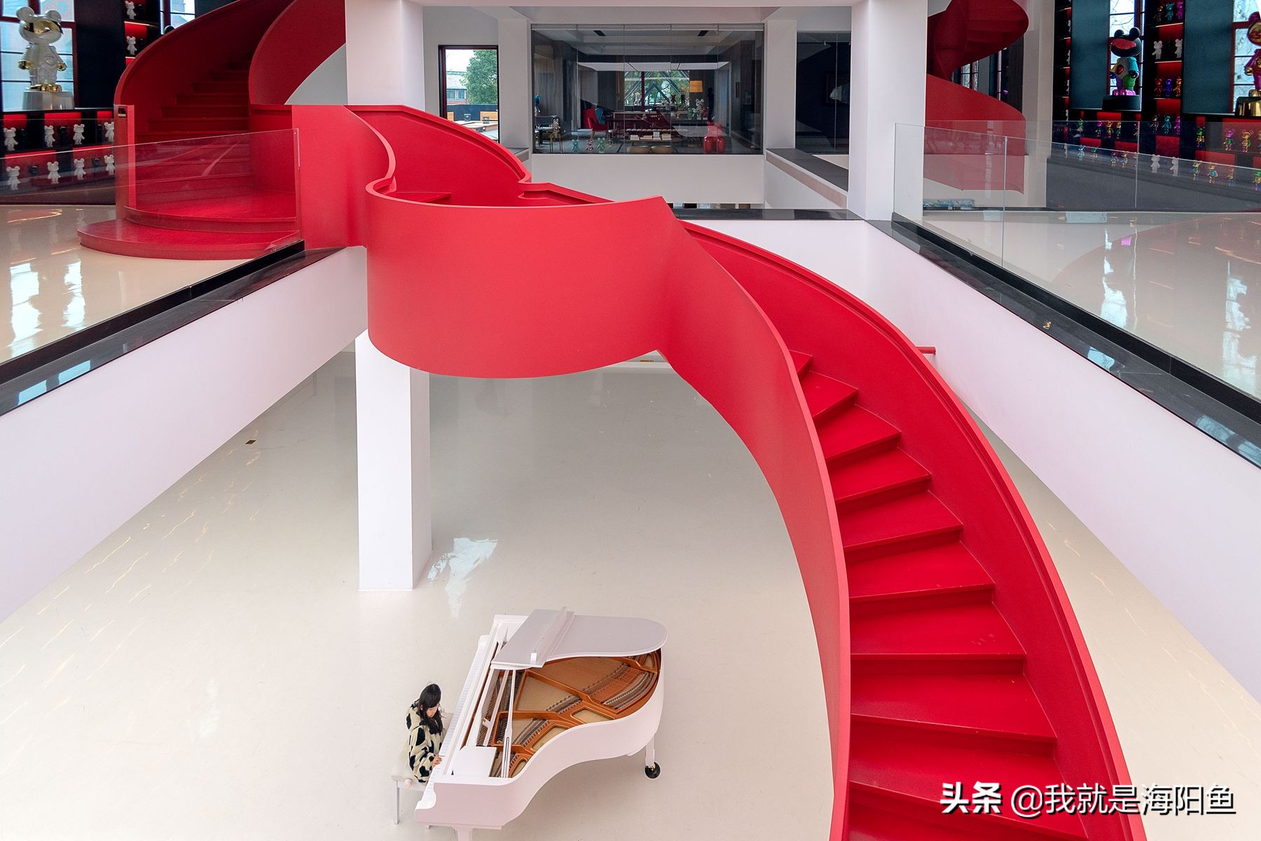 The red ribbon spiral staircase at the Young Museum is really beautiful ...