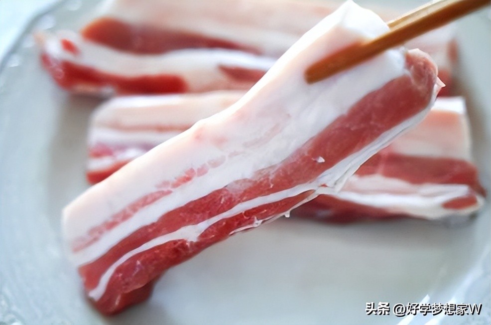 To keep meat fresh, it is wrong to put it directly in the refrigerator