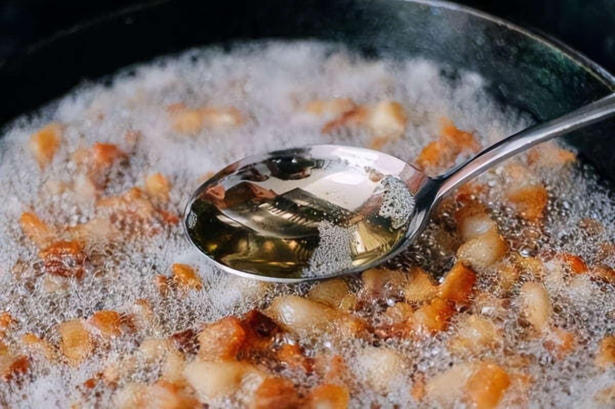 As the saying goes, "a spoonful of lard is worth ten medicines", is