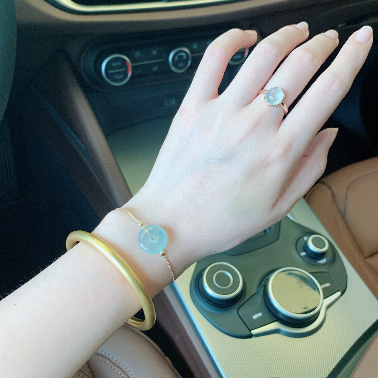 Who doesn't like such an emerald safety buckle? iMedia