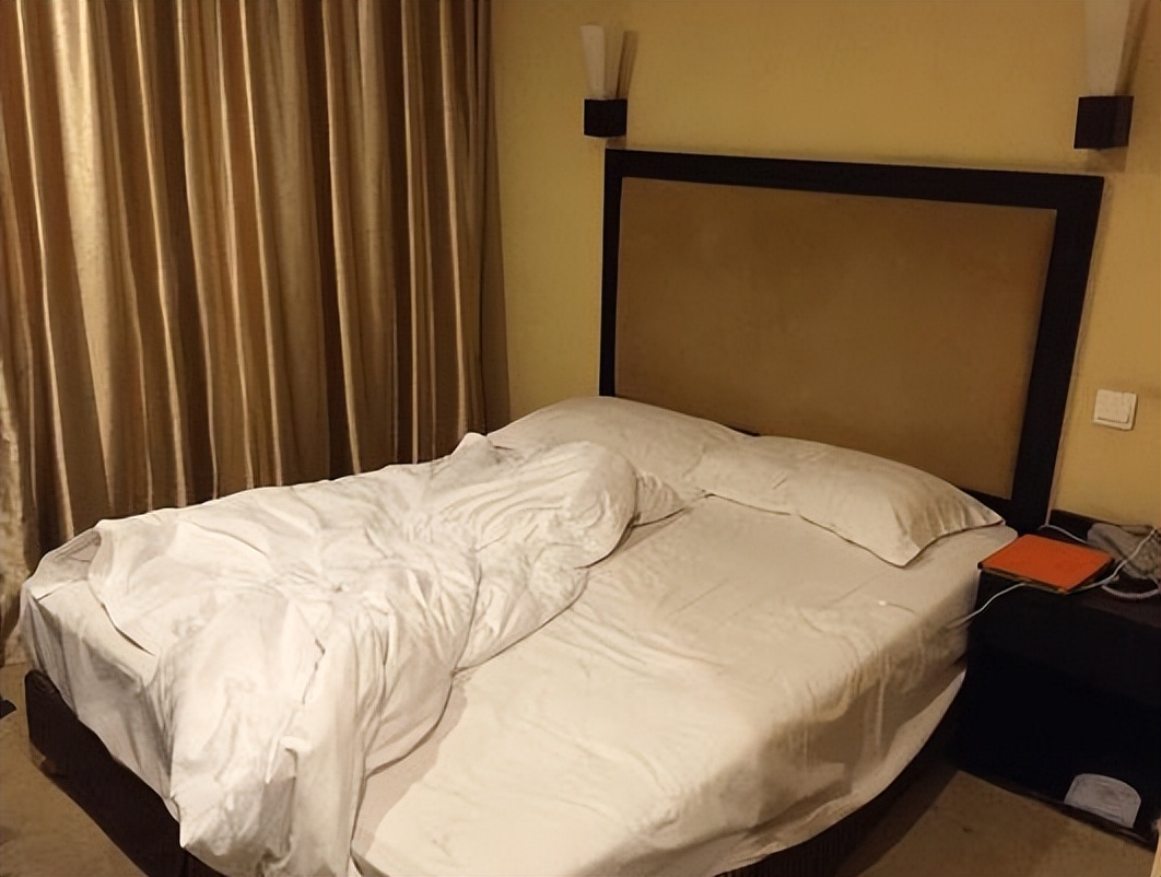 The couple stayed in the hotel room, and the cleaning aunt cleaned up