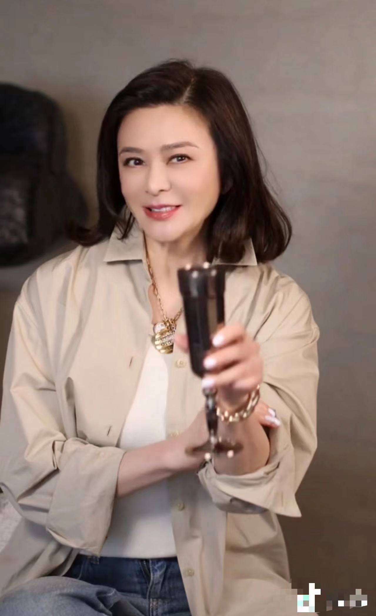 Beautiful Rasolin Kwan Rosamund Kwan posted beautiful photos and suspected that she forgot to ...