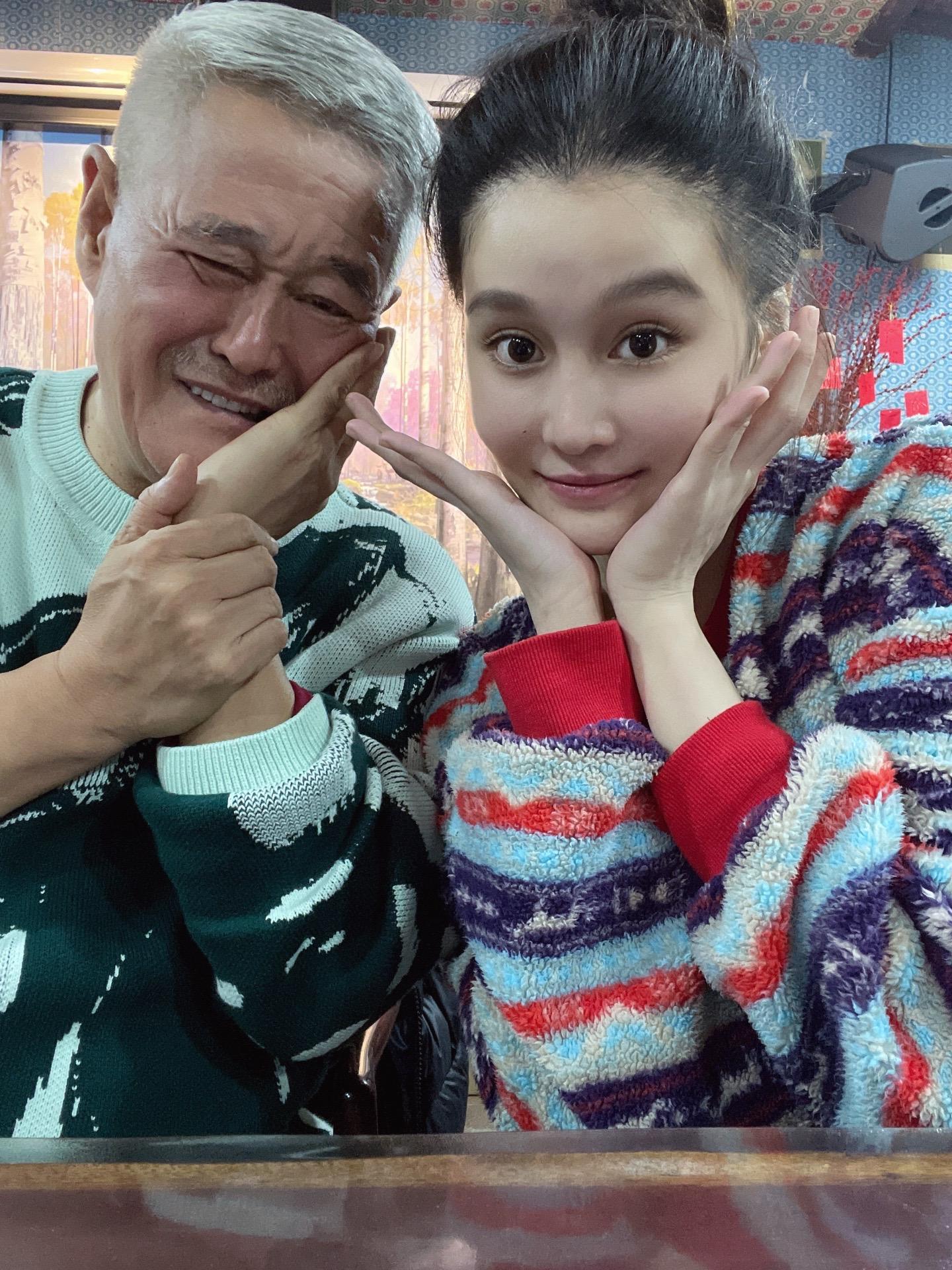 65-year-old Zhao Benshan made a rare appearance, took a happy photo
