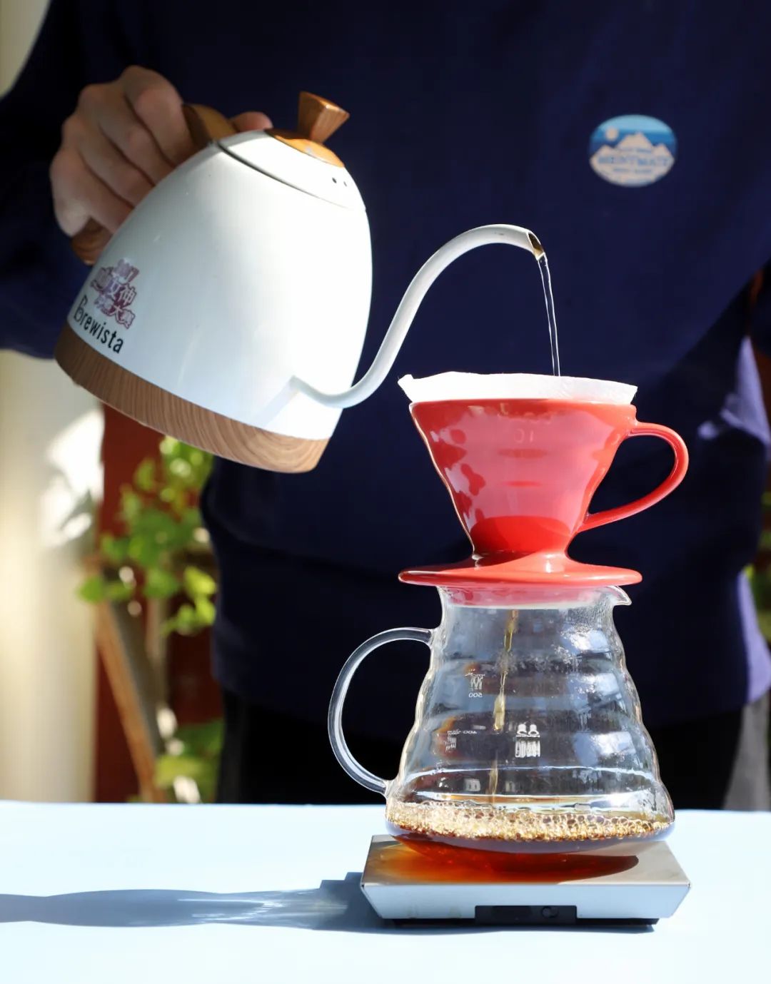 Learn hand pouring skills and use the V60 filter cup to make a good cup