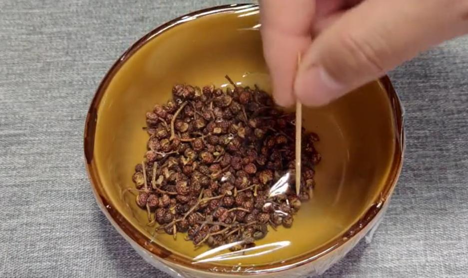 After frying the peppercorns in the pot, I didn't expect to solve the