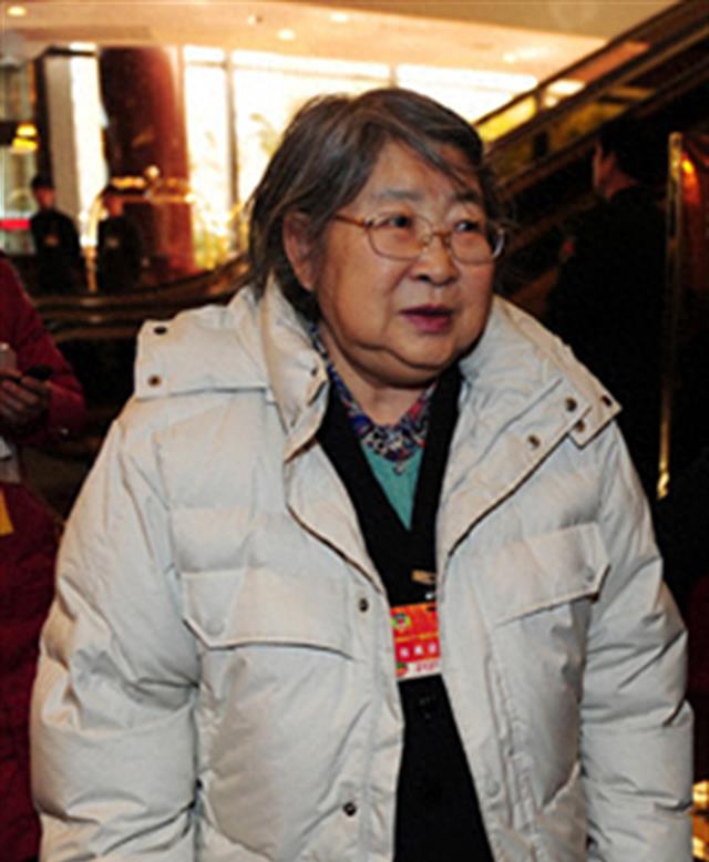Li Min paid tribute to his father several times in old photos, with a ...