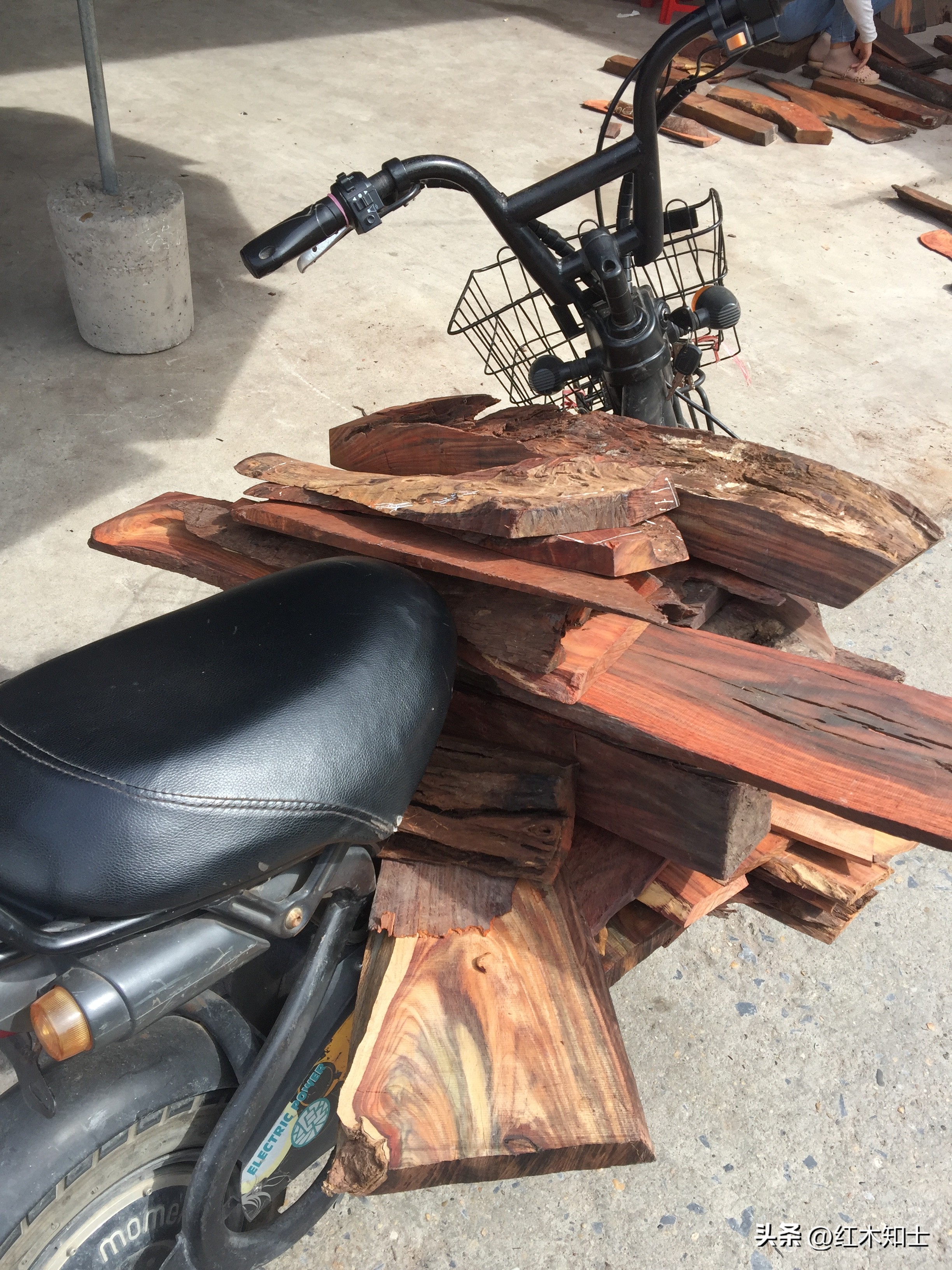 Siamese rosewood furniture is really expensive, but it will not be