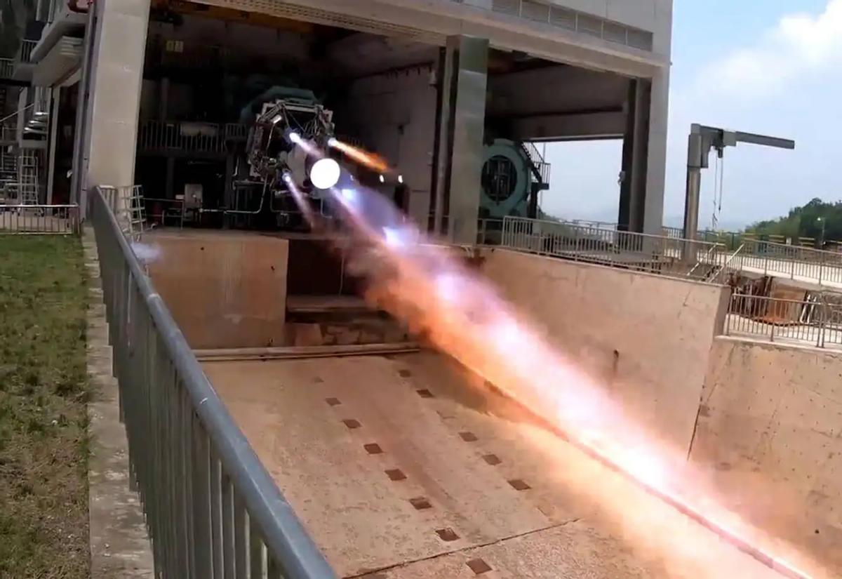 Rushing Rockets After rushing out of the earth, the Chinese rocket suffered an accident ...