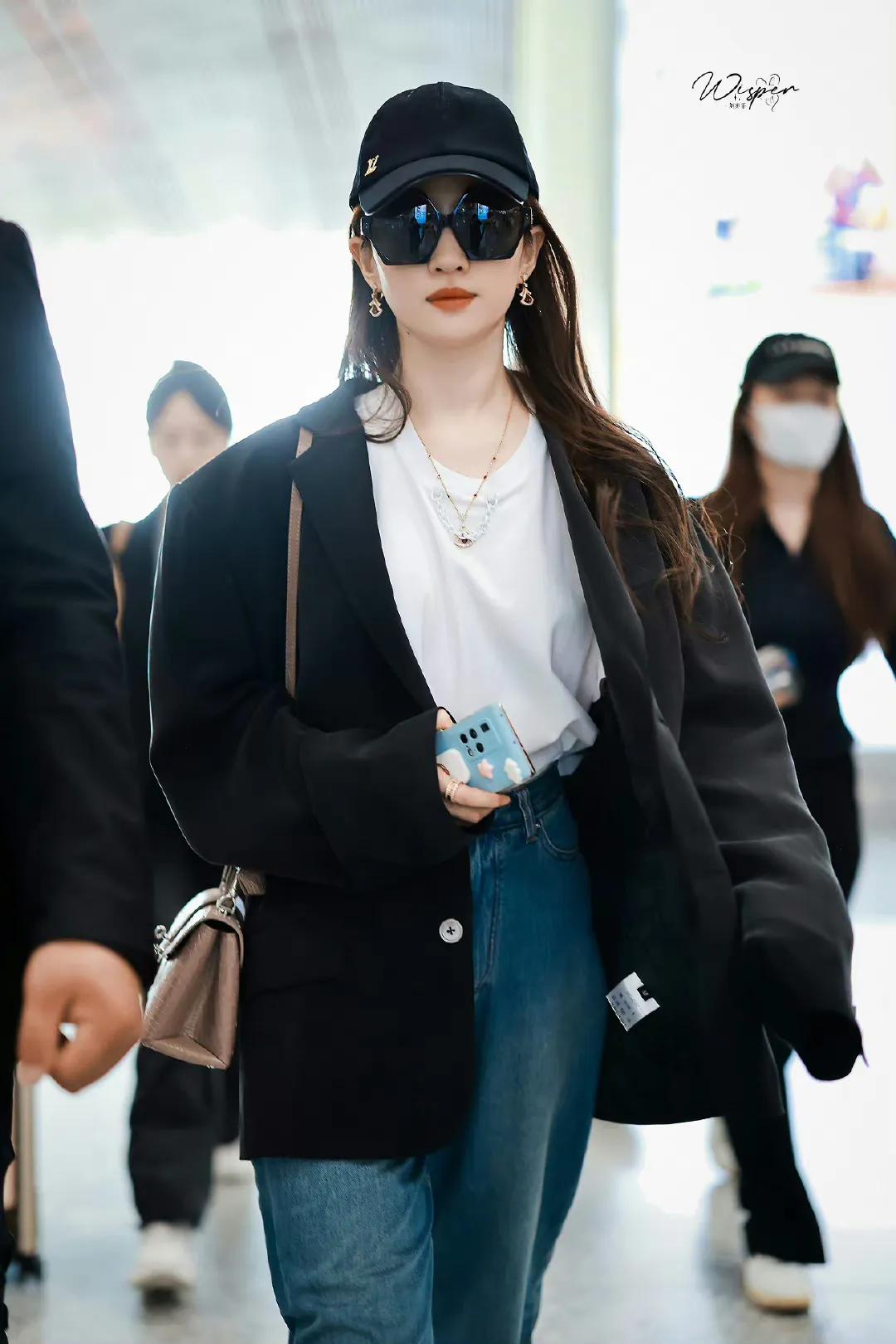 Liu Yifei airport basic outfit - iNEWS