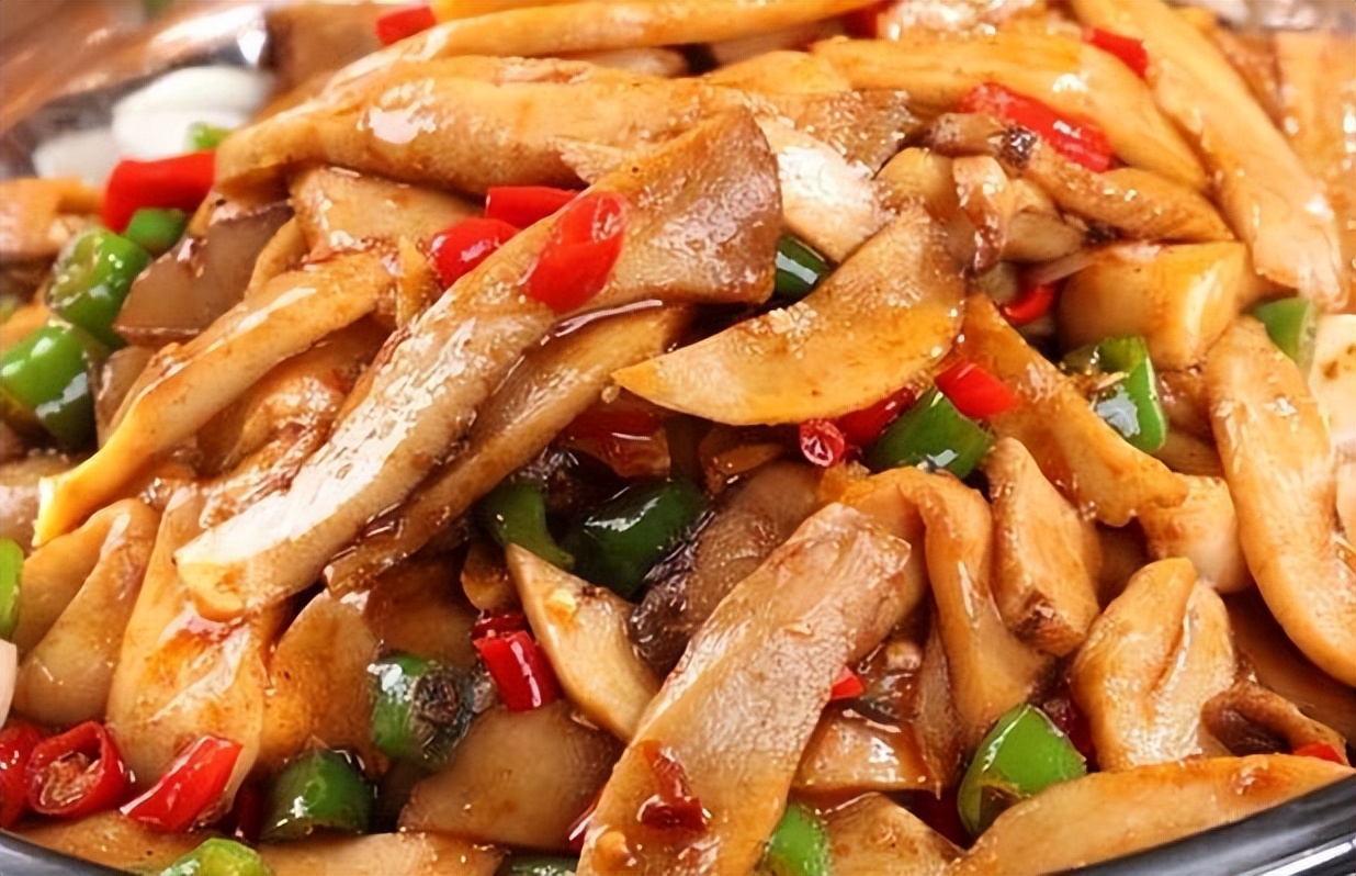 Throw the Pleurotus eryngii into the hot oil pan, and it will