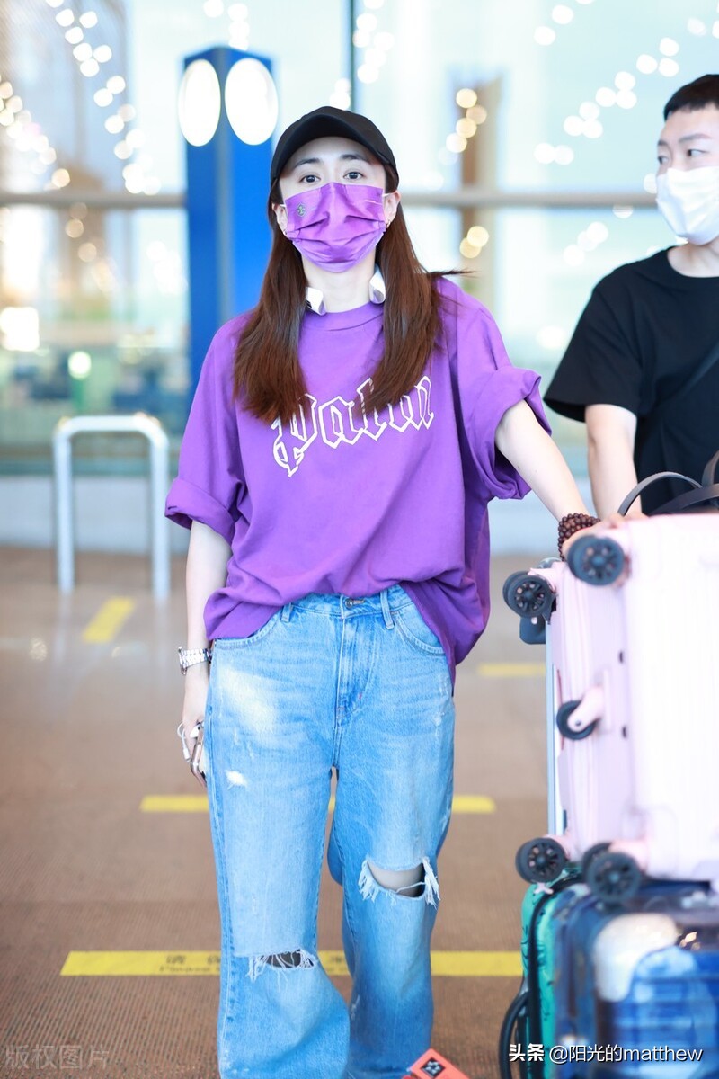 Liu Yun's purple short T and jeans show up at the airport, wearing a ...