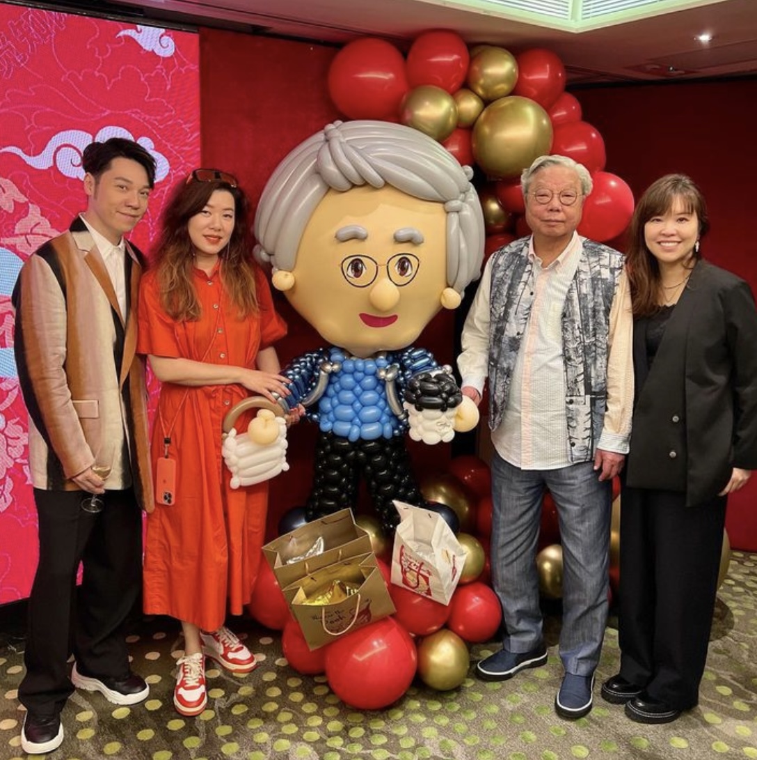 Wang Xianzhi seldom posted a family photo for his father's birthday ...