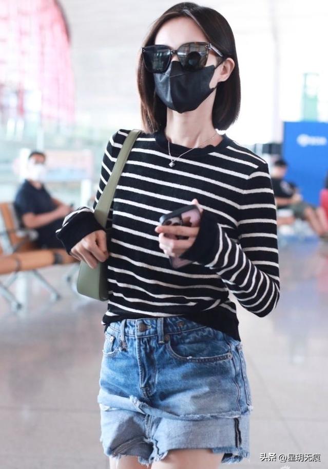 Li Yitong wearing a striped T-shirt and denim shorts appeared at the ...