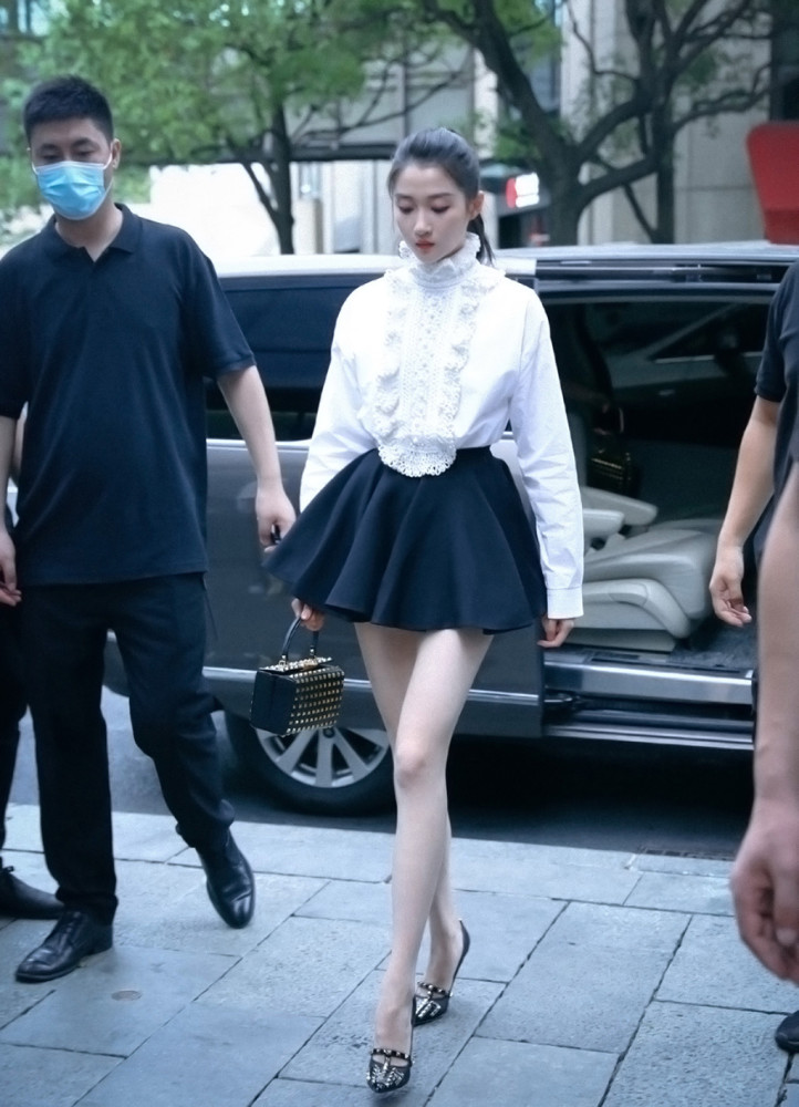 26-year-old Guan Xiaotong Wore A Short Skirt To Attend The Event! The 