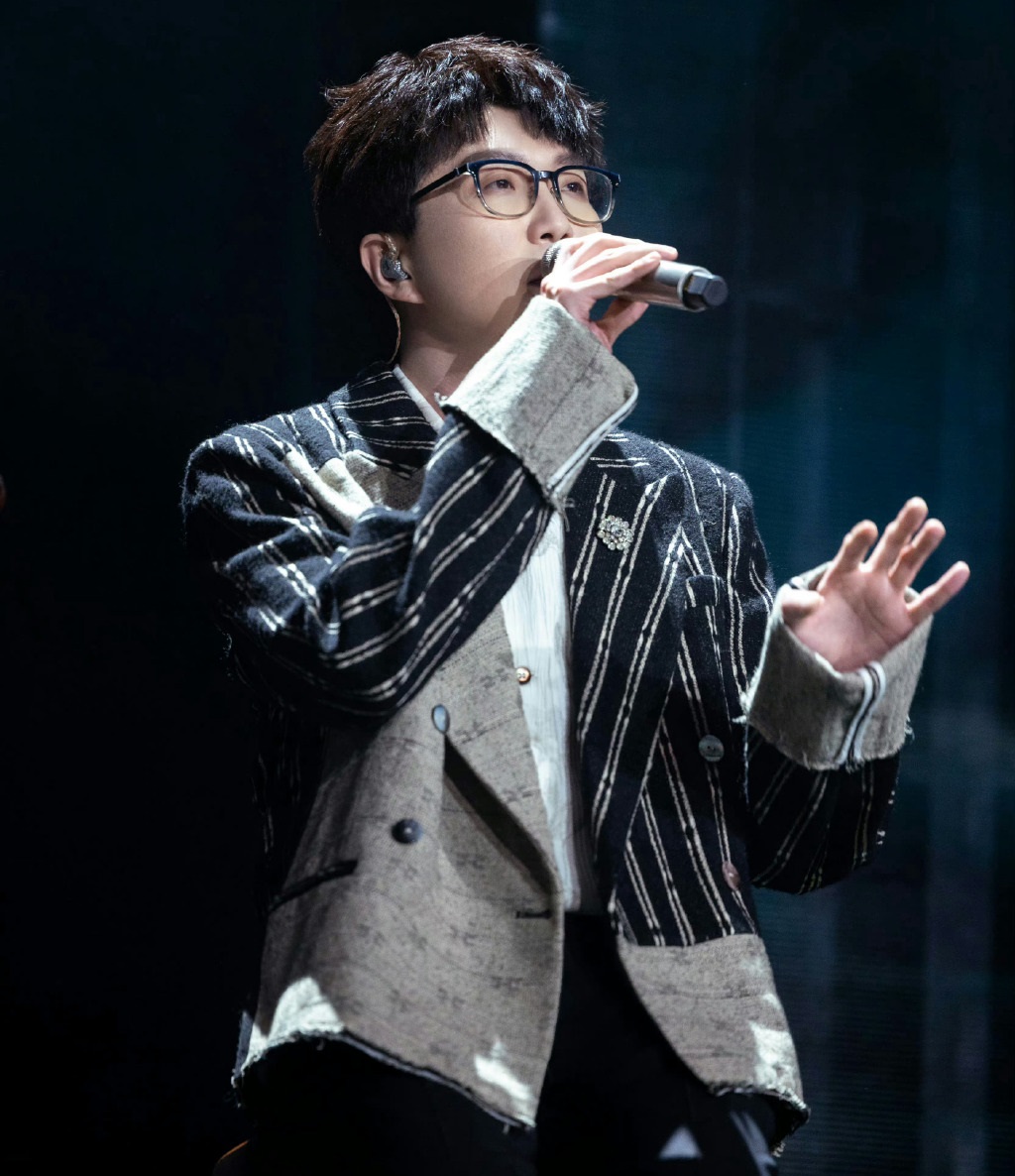 Mao Buyi proposed to fans at the concert, so loving! - iMedia