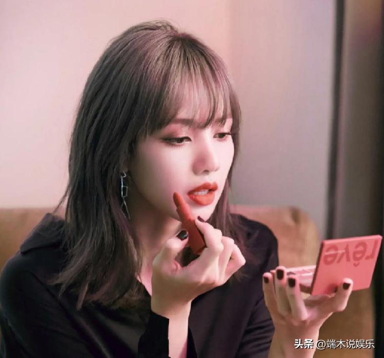 Lisa has a rare shape without bangs, her 5-finger wide forehead is ...