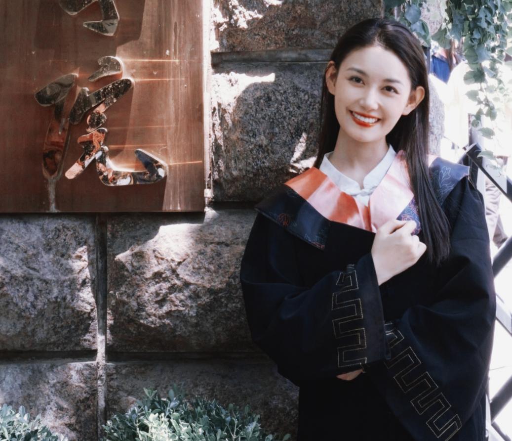 Jiang Yiyi's graduation photo of Chinese opera was exposed, and she was ...