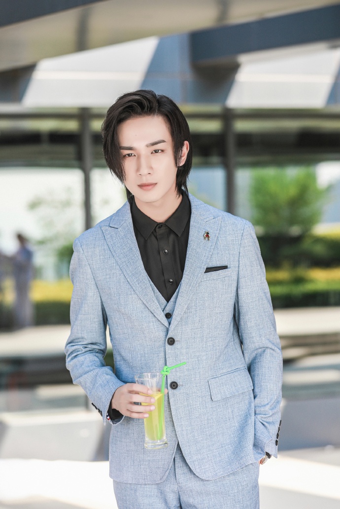 Bai Jingting, Liu Yuning, and Li Hongyi look like Cheng Yi?But I ...