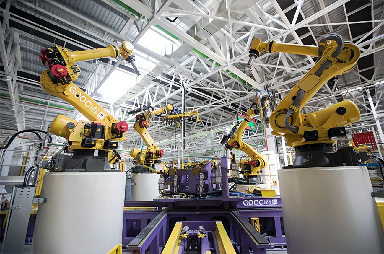 What are the main characteristics of intelligent manufacturing