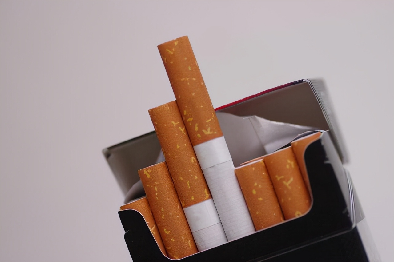 Why are cigarettes divided into hard packs and soft packs?What is the difference  between the two?I hope smokers know about it early