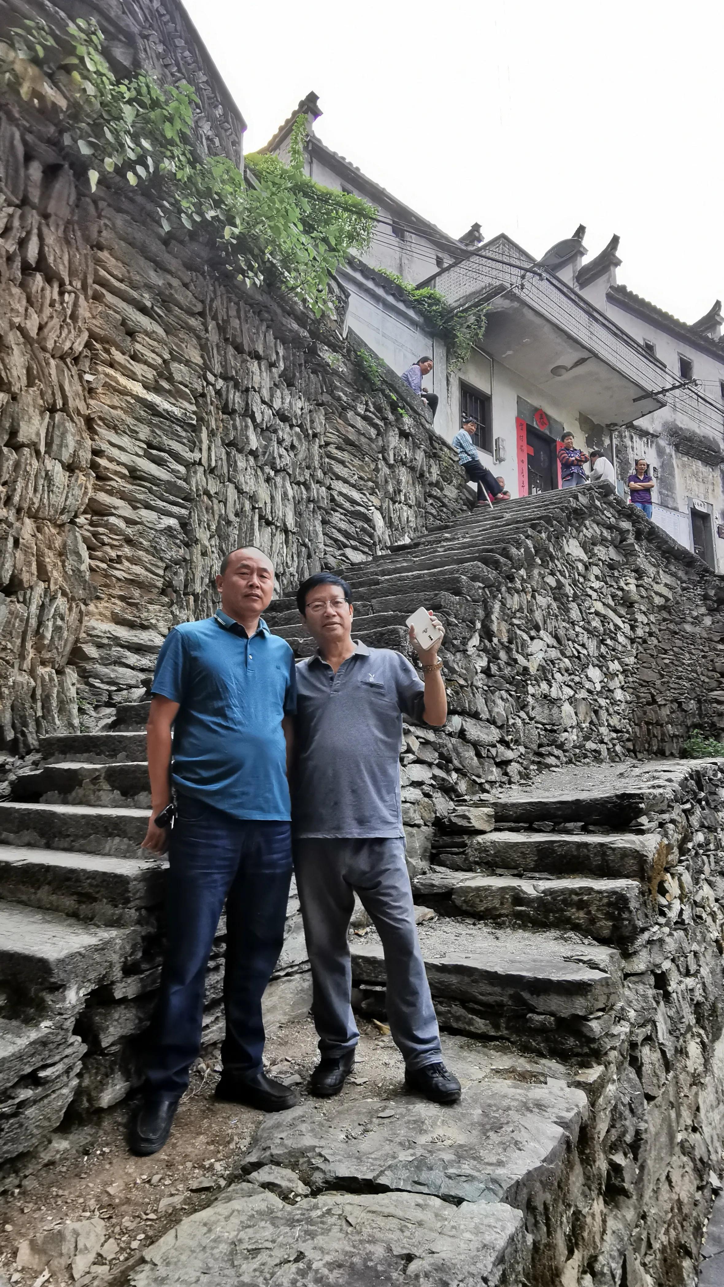 On foot on the ancient road of Guanshan, you can appreciate the Potala ...