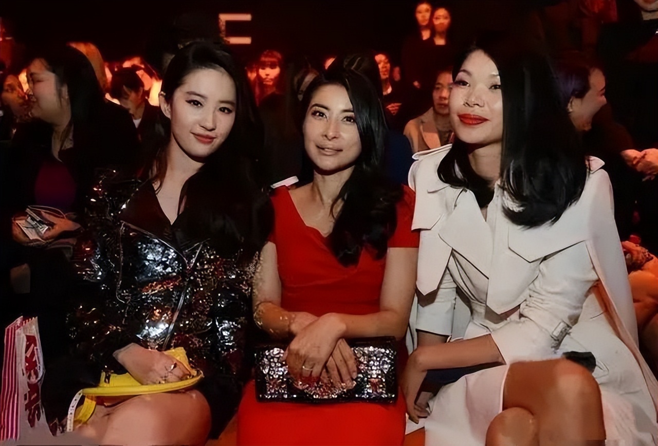 Guo Jingjing learns from Gong Li in nude makeup, and Liu Yifei is crushed  in the same frame. Her appearance and temperament are no match for her -  iNEWS