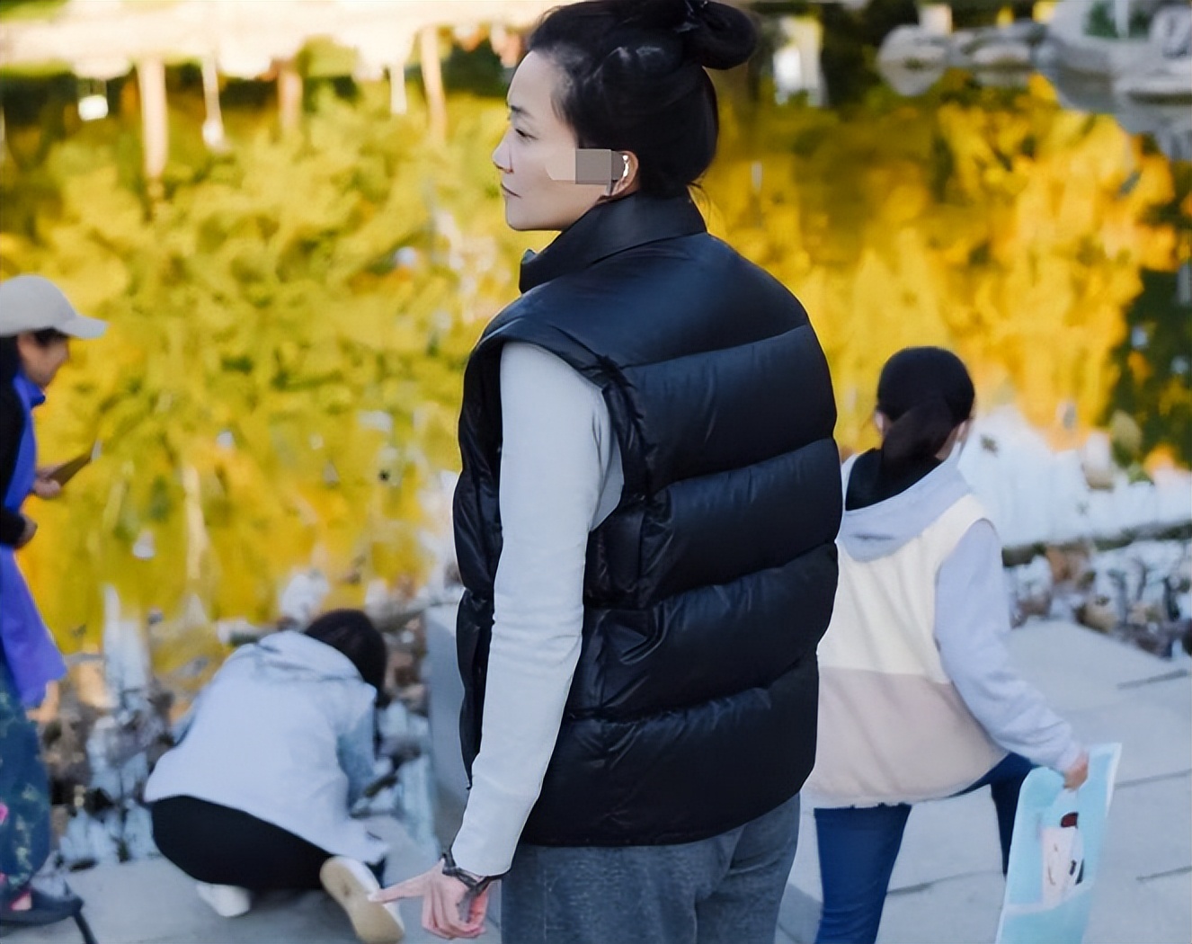Guo Keyu posted a photo of his son's back, clasped his fingers tightly ...
