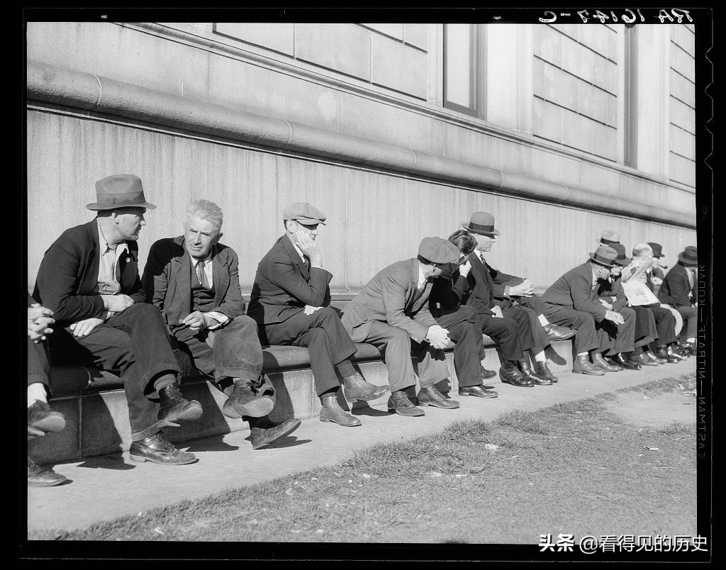 老照片大蕭條時期的美國舊金山街頭擠滿了曬太陽的男人- 資訊咖