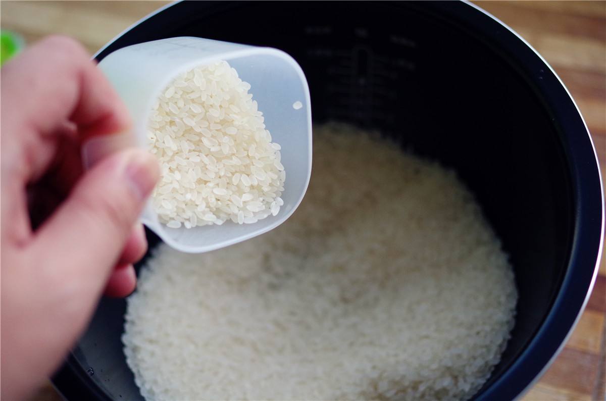 Don't just add water to steamed rice, share the secret of cooking rice in restaurants, it's soft