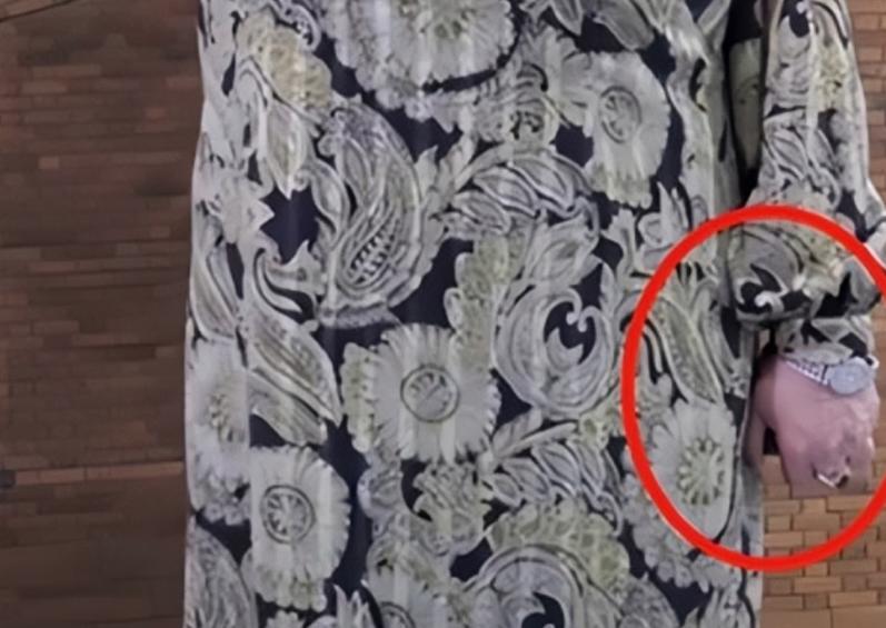 81-year-old Chen Lihua appeared wearing emeralds, with a net worth of