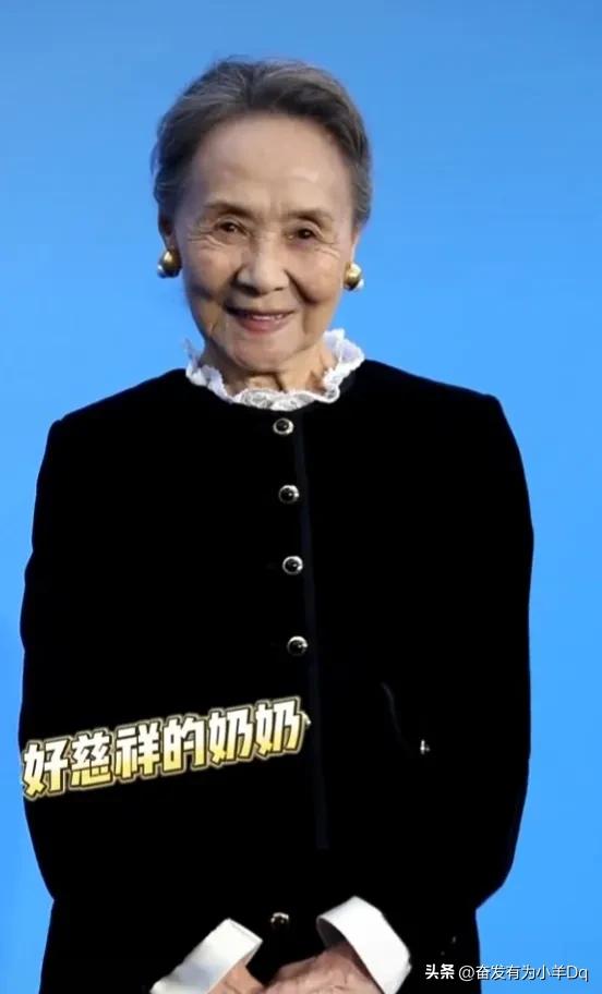 85 Year Old Wu Yanshu Walked The Red Carpet Elegantly And Beautifully