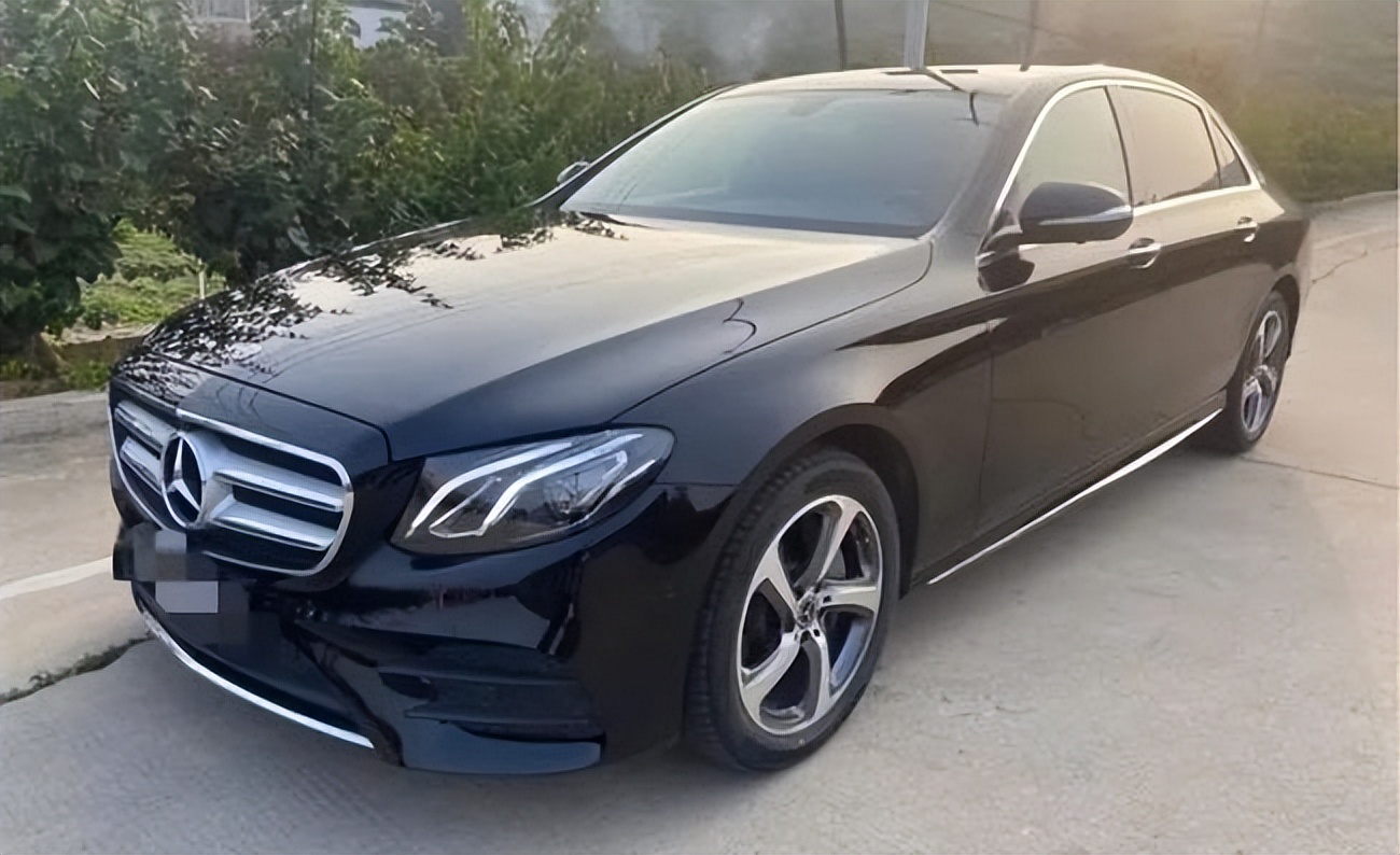 Who is more luxurious, MercedesBenz E or MercedesBenz S?How big is