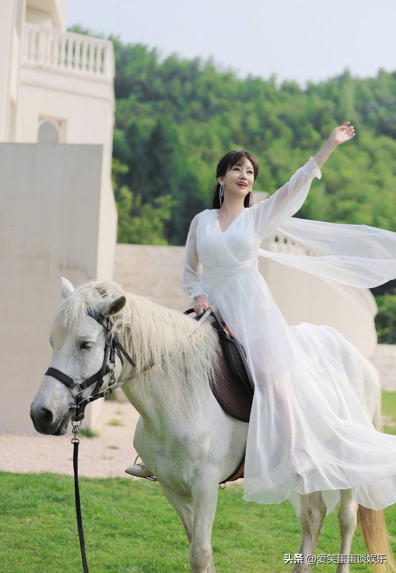 Photos of Zhao Yazhi riding a horse are exposed, her elegant ...