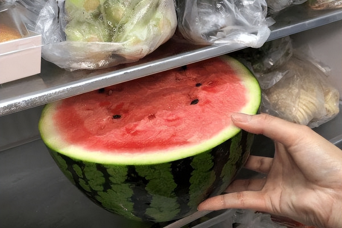 The cut watermelon does not need to be stored in the refrigerator. The