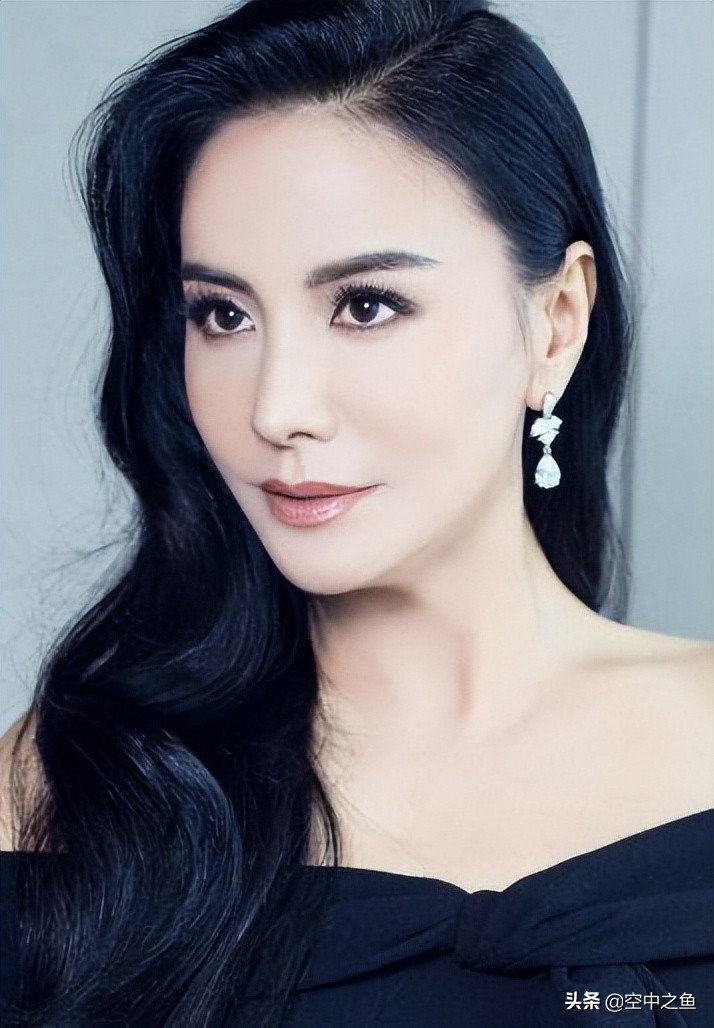 Tian Li is 52 years old this year, but she is still full of charm ...