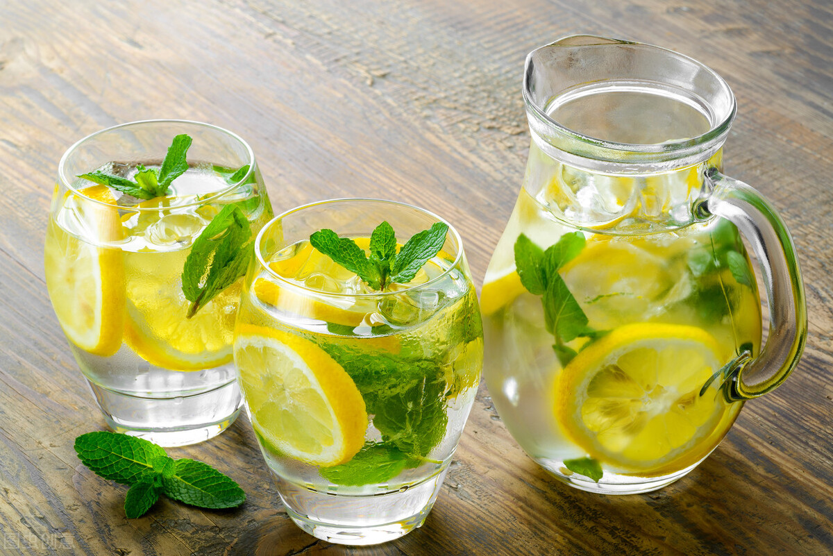 Is it better to choose boiled water or sparkling water for meals? iNEWS