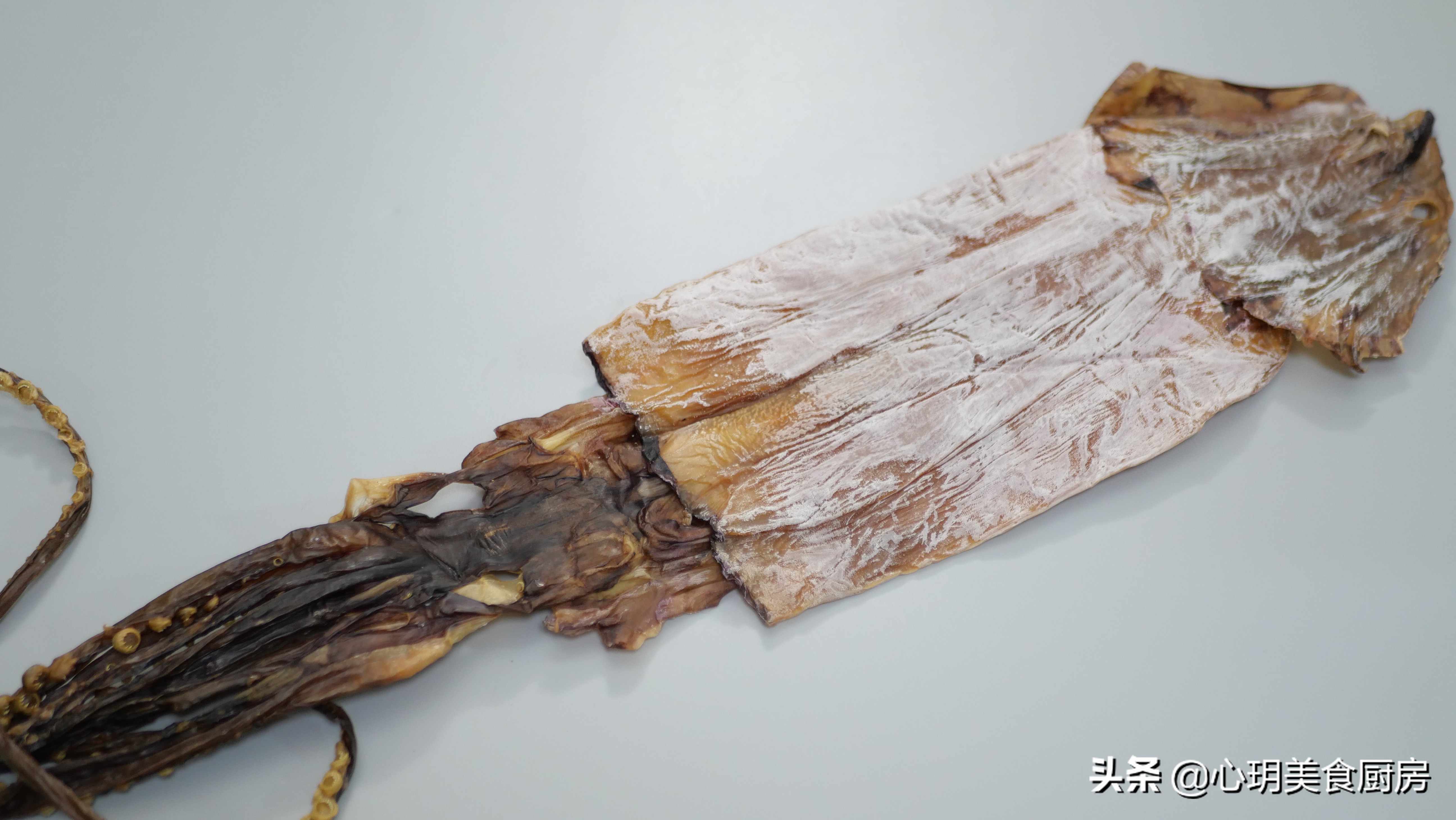 Soak dried squid and cuttlefish, don't just use water, the seaside