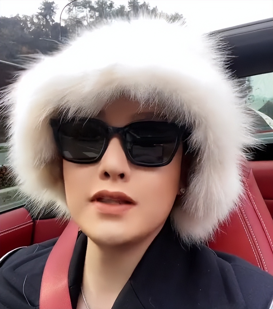 柏公子：雌雄難辨引爭議，炫富出圈吸粉百萬，背後老爺竟是秦奮？ - 資訊咖