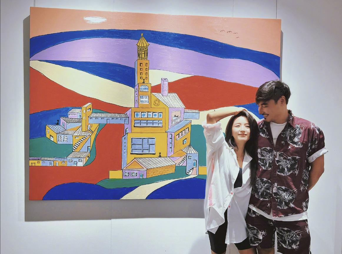 He Jie and her family watched Geng Le's painting exhibition, leaning on ...